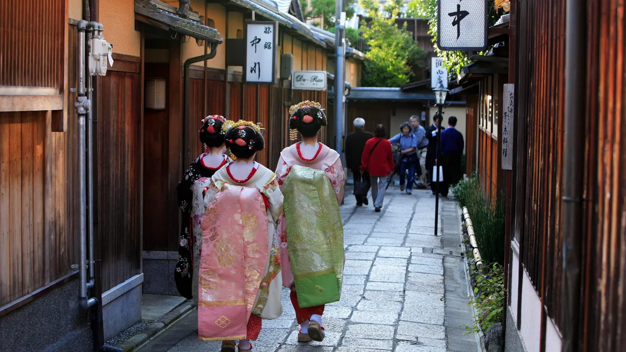 Geisha-lærlinge mellem traditionelle træhuse i Kyotos gamle bydel. Foto Anders Stoustrup