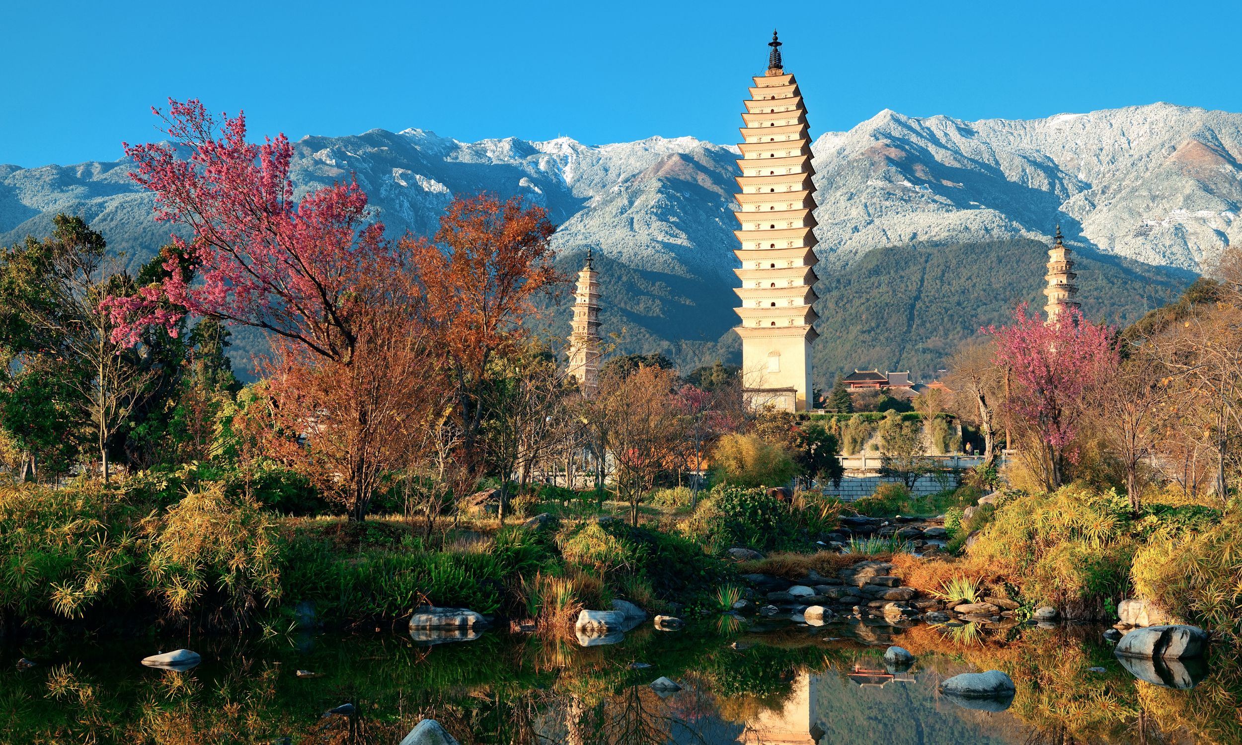 Dali-pagoderne ved foden af Cangshan-bjergene. Foto Viktors Farmor