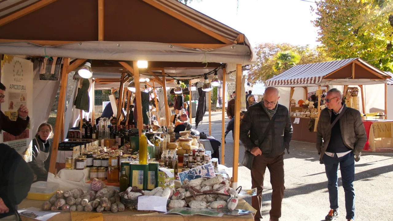 Markeder bugner med nybagt brød, oste, pølser og marmelade. Foto Lene Brøndum