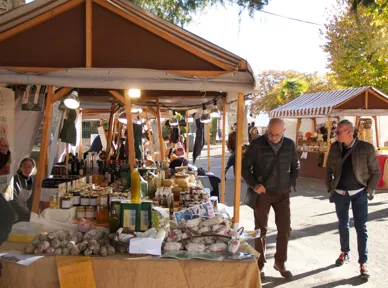 Markeder bugner med nybagt brød, oste, pølser og marmelade. Foto Lene Brøndum