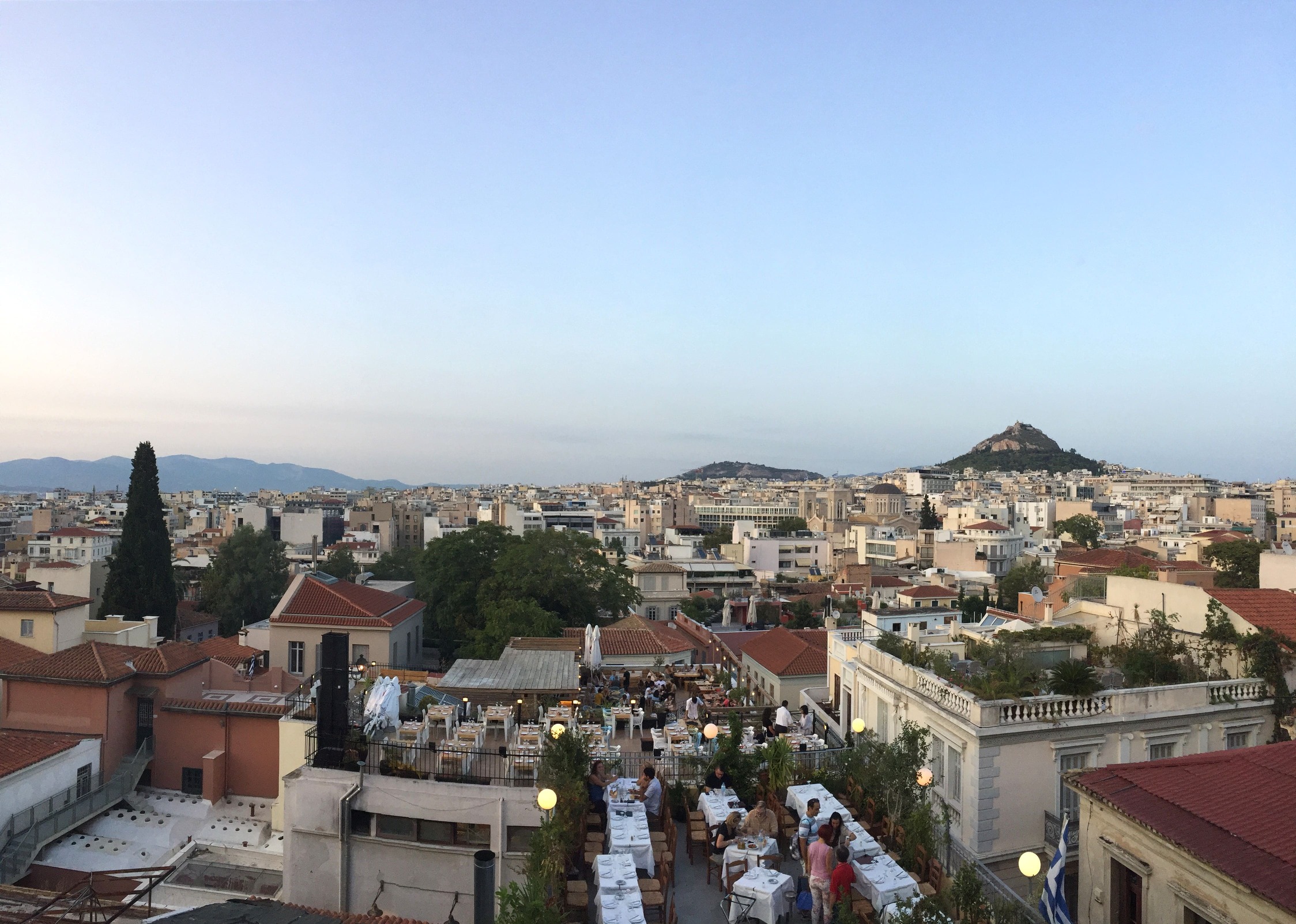 Grækenlands klima indbyder til middag udendørs - for eksempel på en tagterrasse med udsigt over byens tage. Foto Morten H. Nielsen