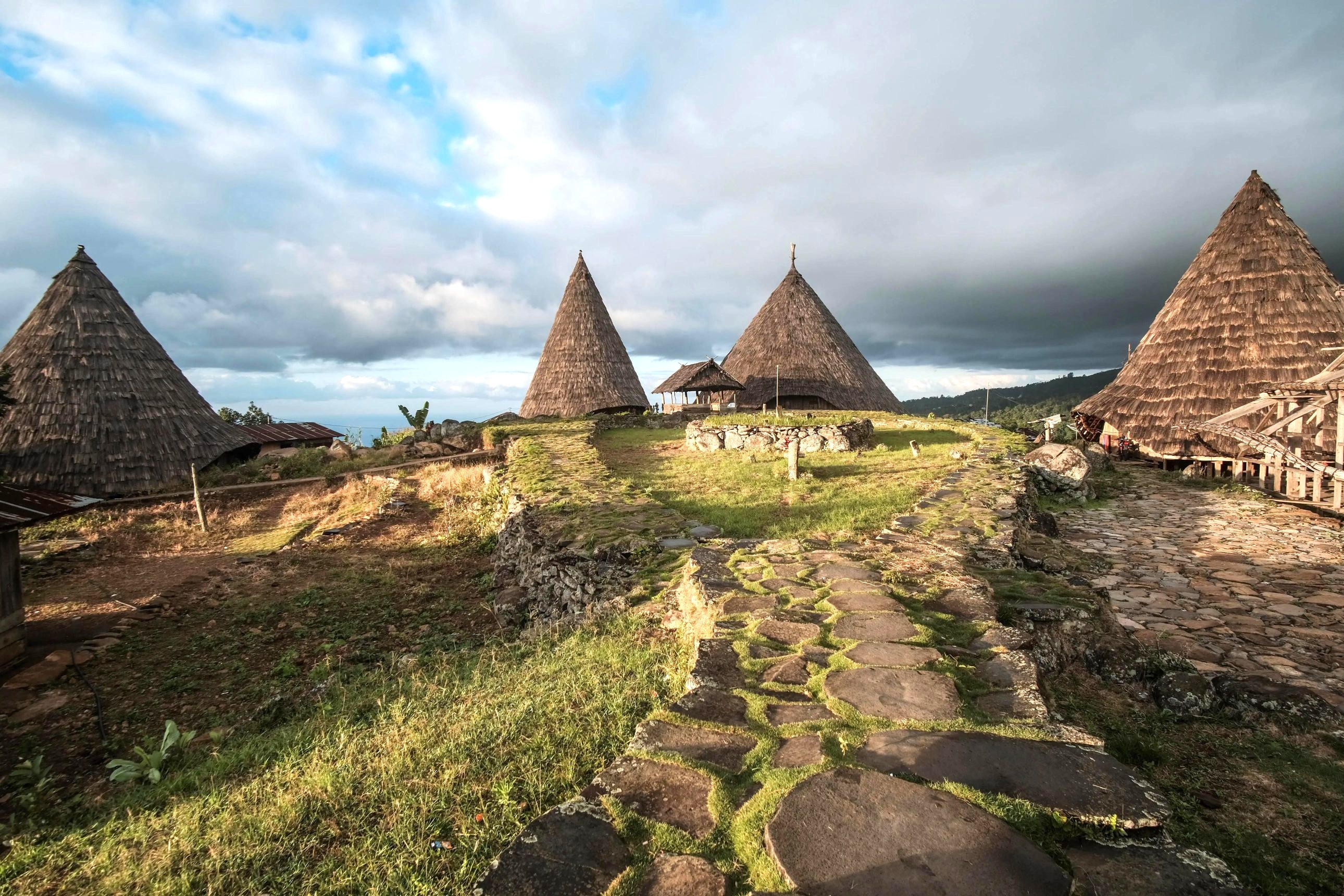 I Todo på Flores oplever vi manggarai-folkets traditionelle huse med deres karakteristiske, høje stråtage. Foto Viktors Farmor