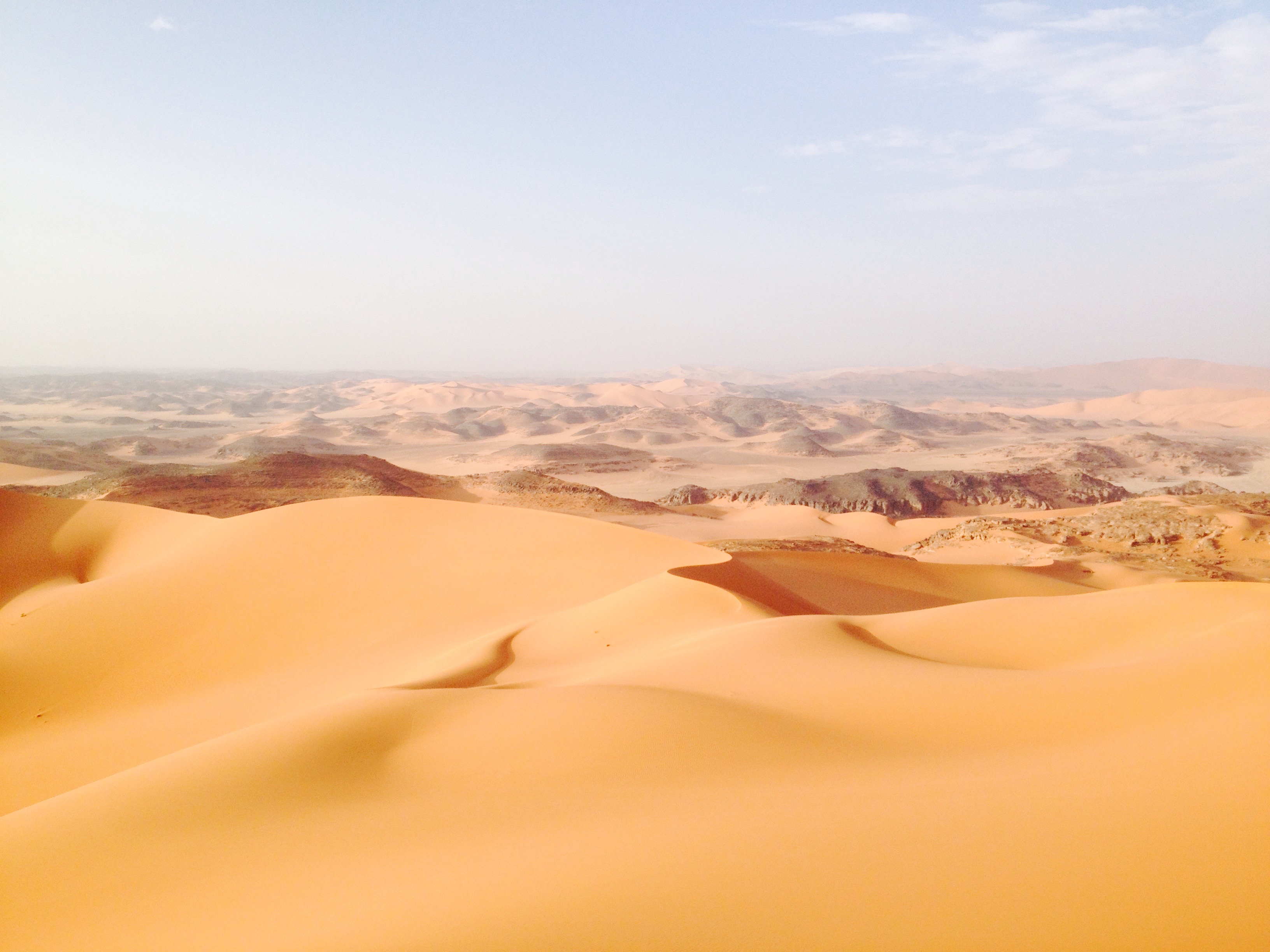 Sahara ser næsten uendelig ud fra toppen af denne sandklit