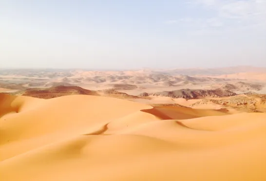 Sahara ser næsten uendelig ud fra toppen af denne sandklit