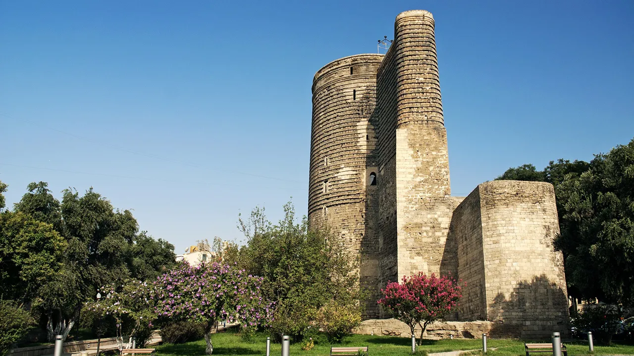 Vi ser Jomfrutårnet på byrundtur i Baku. Foto Viktors Farmor