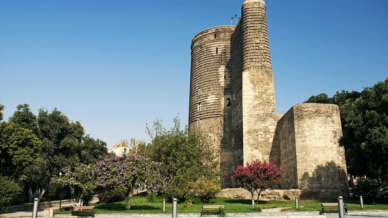 Vi ser Jomfrutårnet på byrundtur i Baku. Foto Viktors Farmor
