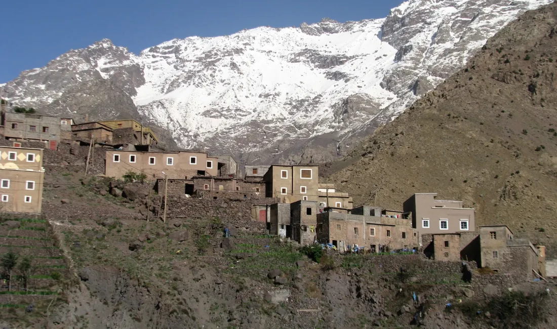 I Høje Atlas passerer vi dejlige små berberbyer, bygget i sten og soltørret ler. Foto Esben Gynther