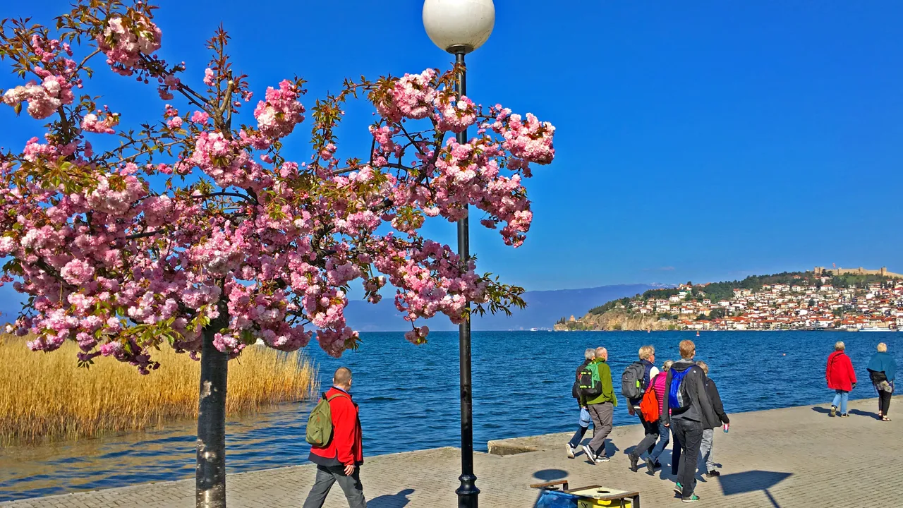 Ohrid i forårsfarver. Foto Lise Blom