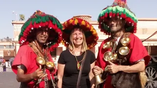 Vandsælgerne har stråhatte og gedeskindsbeholdere og serverer i et lille kobberglas.