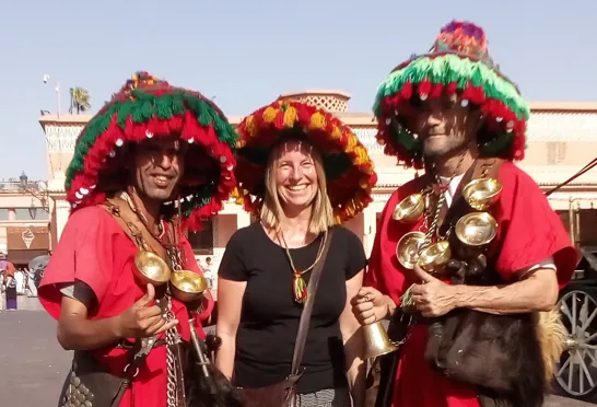Vandsælgerne har stråhatte og gedeskindsbeholdere og serverer i et lille kobberglas.