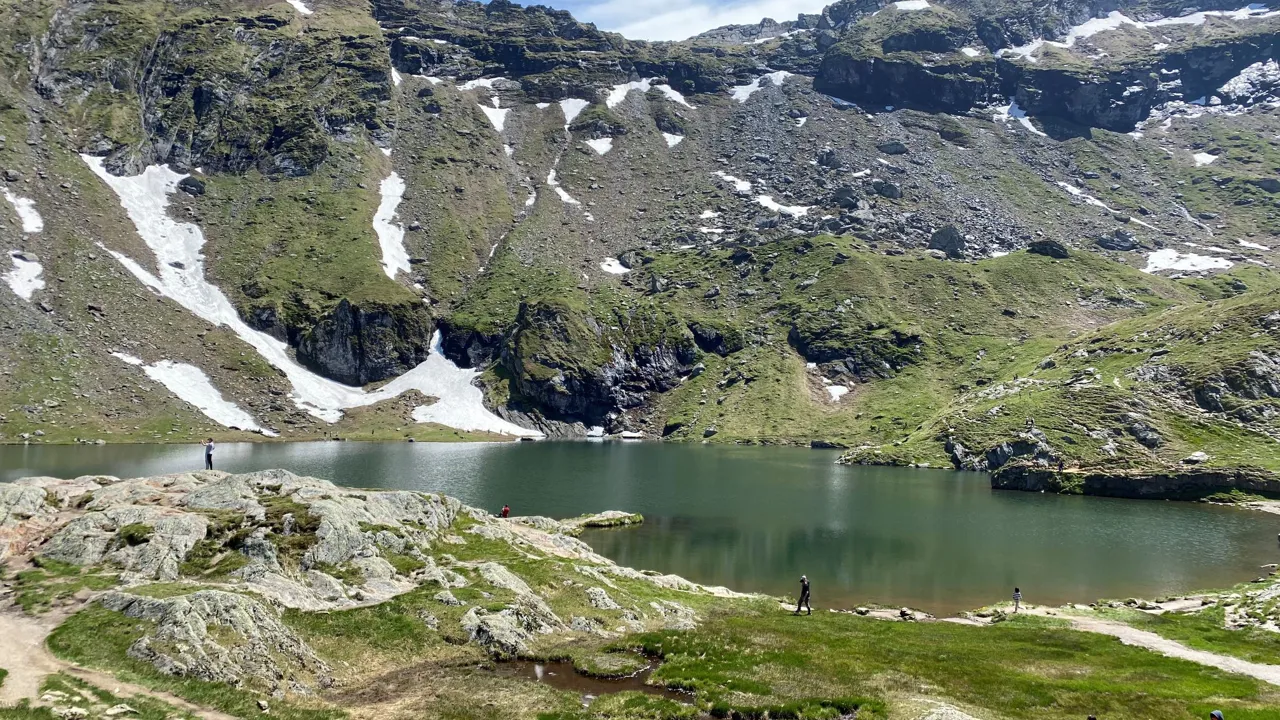 I 2.024 meters højde ligger Bâlea-søen, en krystalklar gletjersø. Foto Lone Andersen
