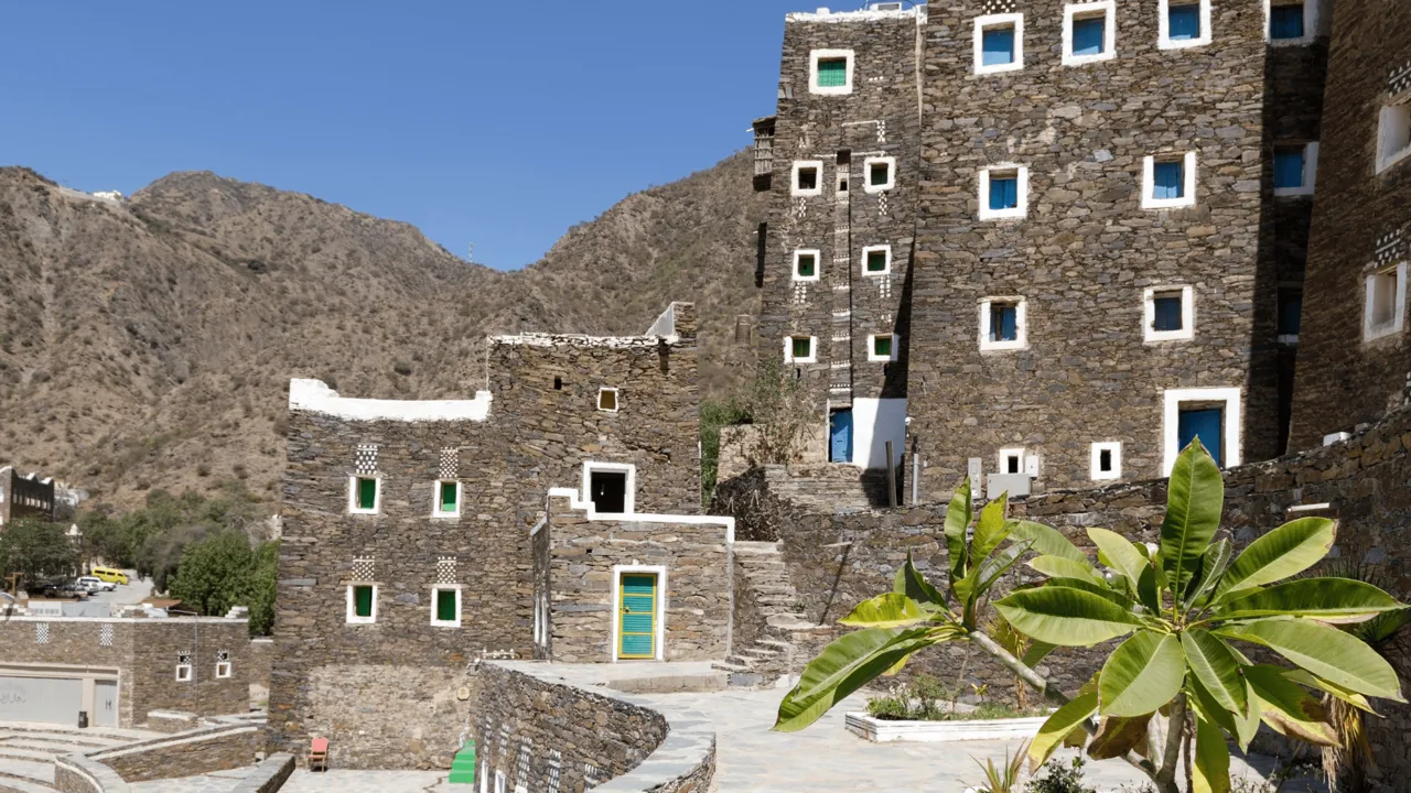 Bygningerne i landsbyen Rijal Almaa bærer tydelig præg af Yemen. Foto Viktors Farmor 