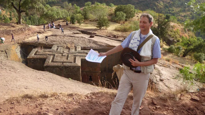 Rejseleder Uffe Steffensen på rejse med Viktors Farmor - her ved klippekirkerne i Lalibela i Etiopien