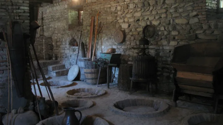 Den georgiske vin kommer på lager her i lerkrukker, som kaldes kvevri. Foto Esben Gynther