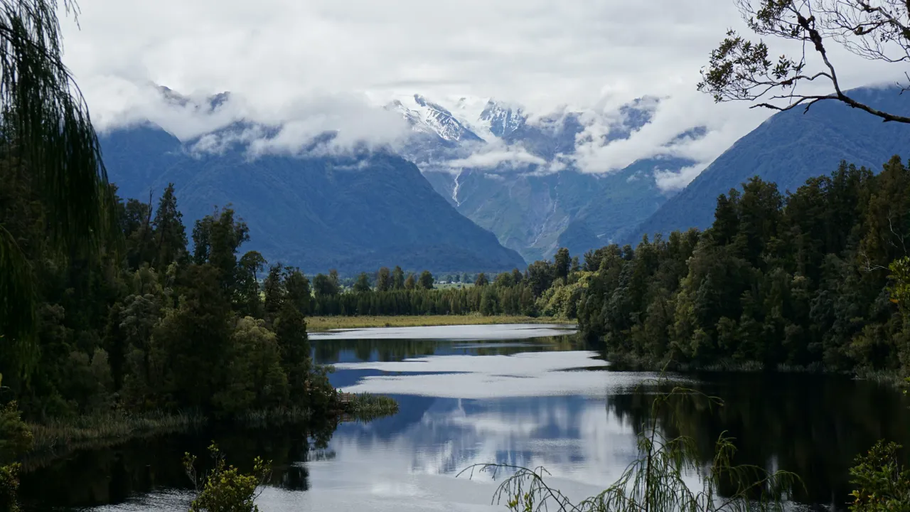 Den billedskønne Lake Matheson, hvor Sydøens høje bjerge på en klar dag reflekteres i søens blanke vand. Foto Mette Riis