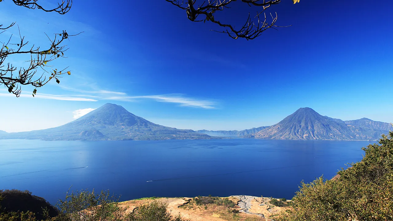 Atitlan søen ligger forrygende smukt mellem høje vulkaner. Foto Anders Stoustrup