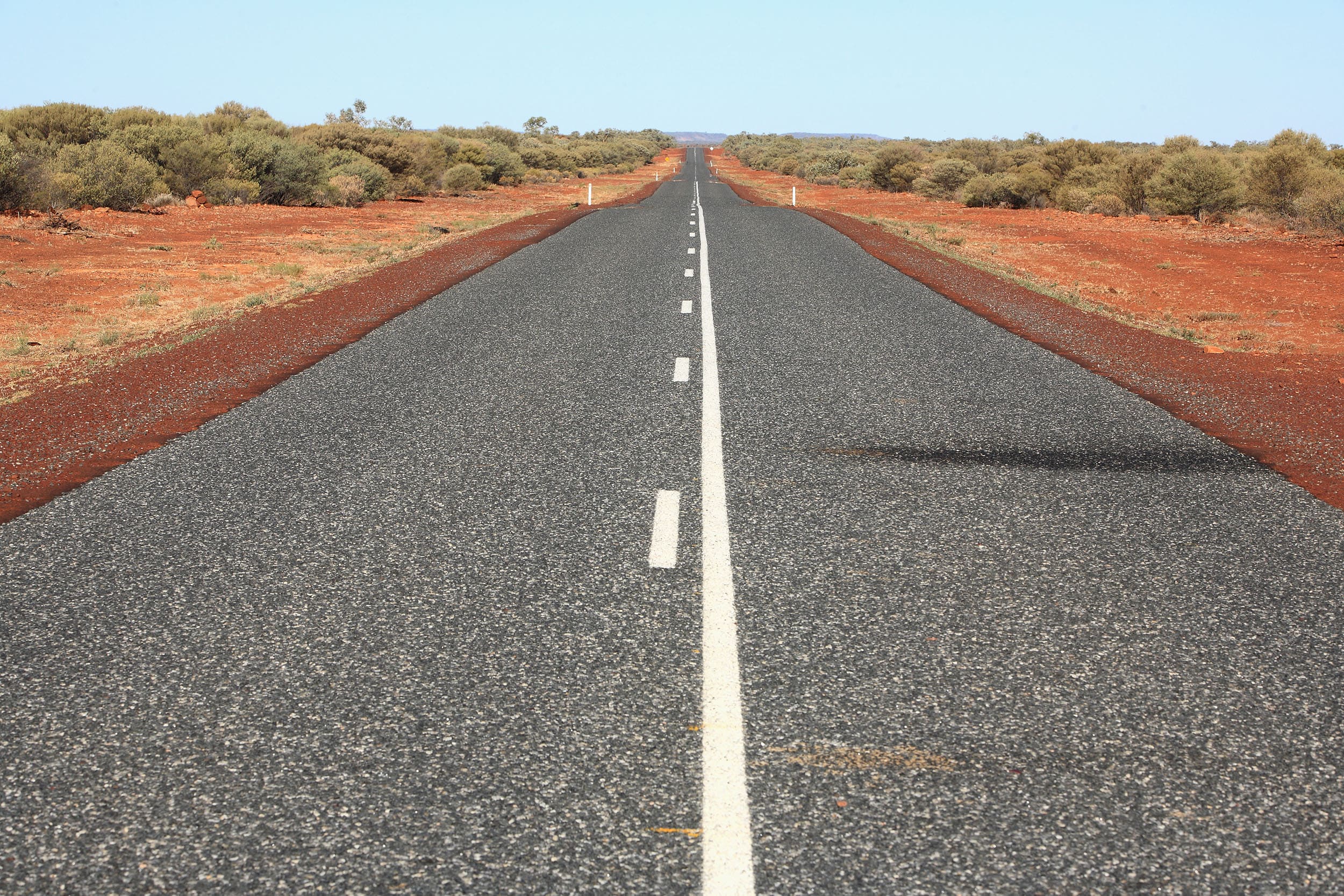 Vejene i Centralaustralien er lange og lige. Foto af Anders Stoustrup