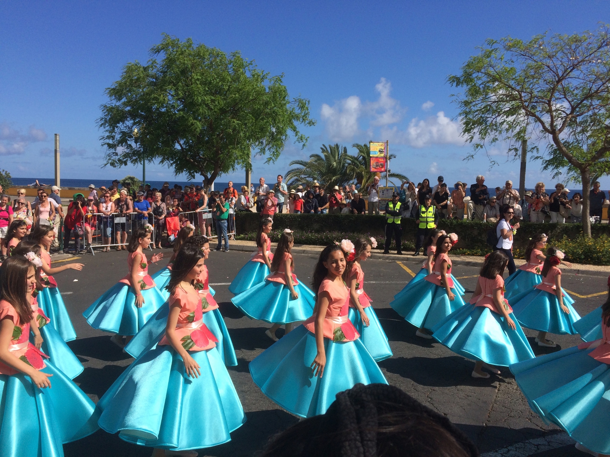 Blomsterpiger der danser forårets kommen til Madeira. Foto Henriette Jensen