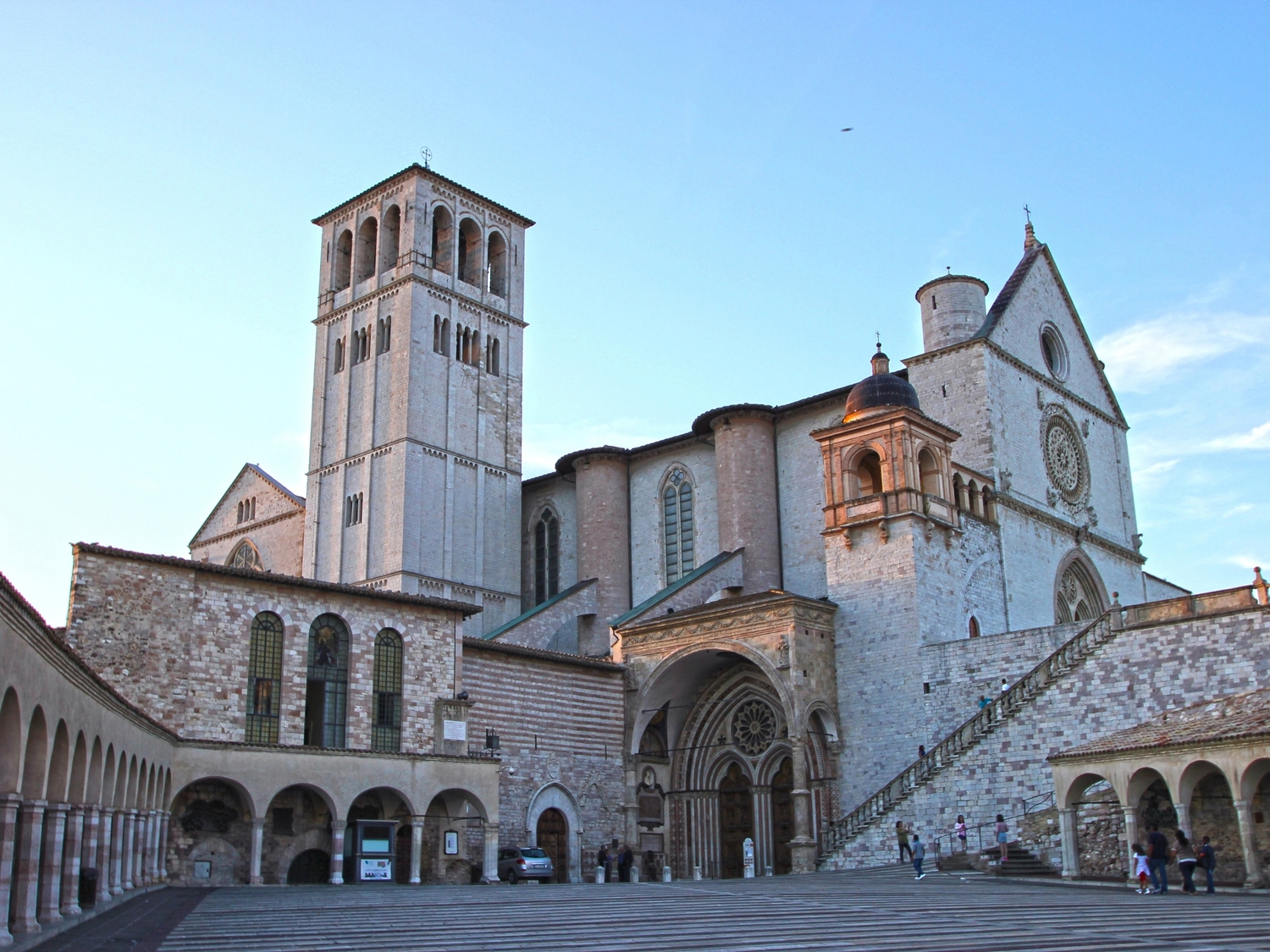  Den danske munk Theodor viser os rundt i den smukke Basilica di san Francesco. Foto Viktors Farmor