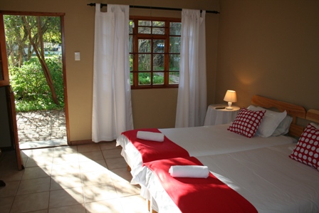 I den historiske by Graaff-Reinet bor vi på det hyggelige, 3-stjernede Karoopark Guest House.