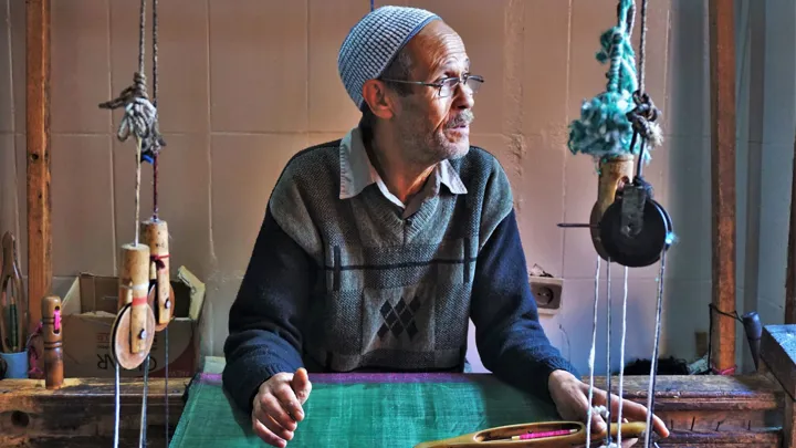 En lokal kunsthåndværker er ved at fremstille et sengetæppe. Foto Kathrine Svejstrup