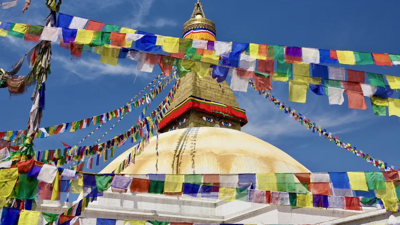 Bedeflag sender bønner afsted ved Bodhnath stupaen i Kathmandu. Foto af Anders Stoustrup