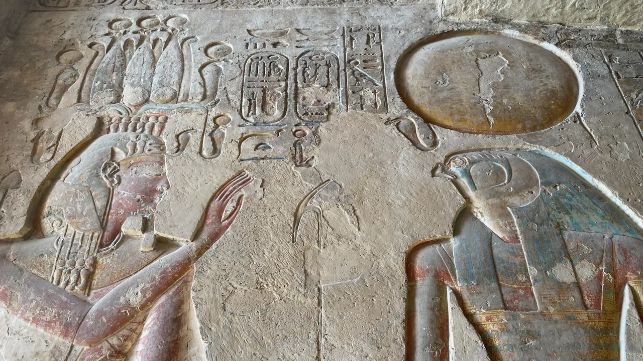 De egyptiske guder er afbilledet i templerne. Foto Marlene T. Kristensen