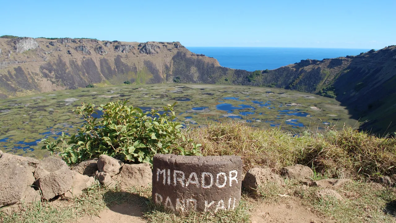 Ranu Kao er restene af en af øes tre vulkaner. Foto Viktors Farmor