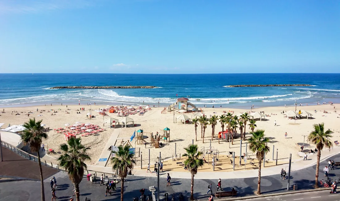Tel Aviv er en moderne metropol, som både byder på storby og indbydende strandliv. Foto Michael Andersen