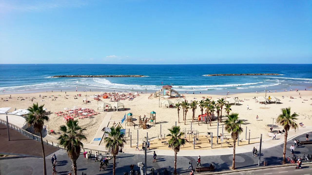 Tel Aviv er en moderne metropol, som både byder på storby og indbydende strandliv. Foto Michael Andersen