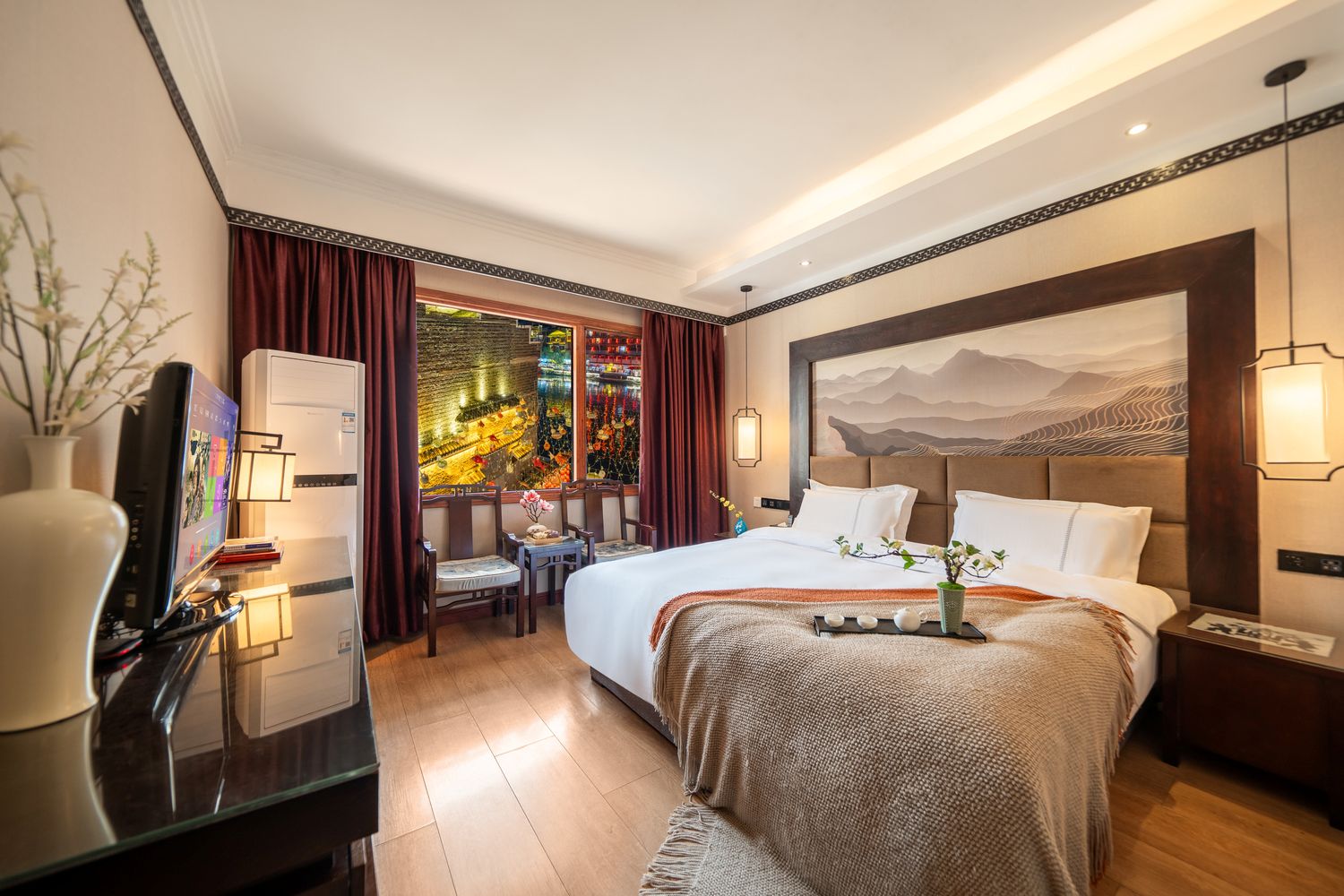 På rejsen Kinas farverige folkeslag bor vi på Fucheng Hotel i Zhenyuan kun få skridt fra den berømte Dragon Cave