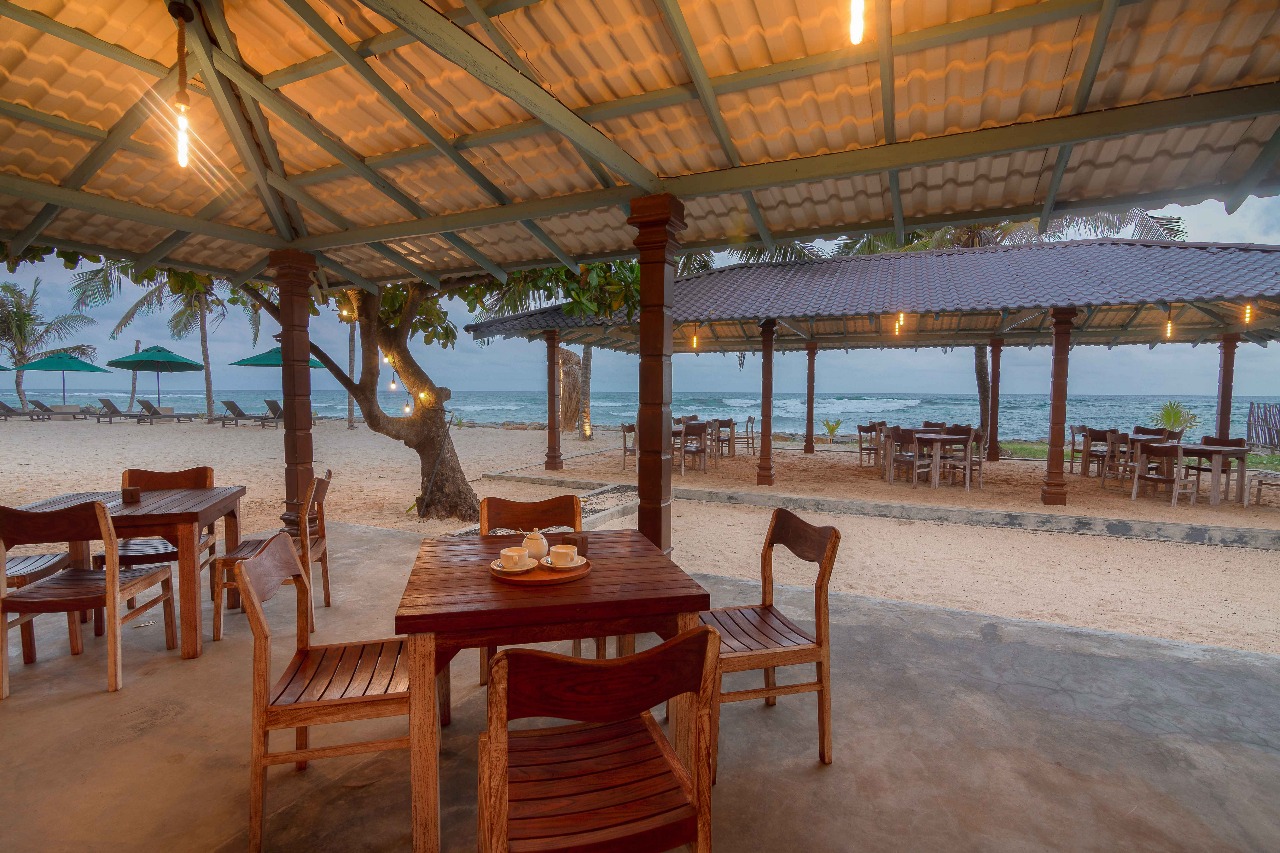 Det moderne South Beach Resort ligger direkte ved stranden på Sri Lankas sydkyst.