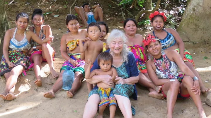 Rejseleder og Viktors Farmor - Kirsten Gynther Holm hos Embera Indianerne i Panama.