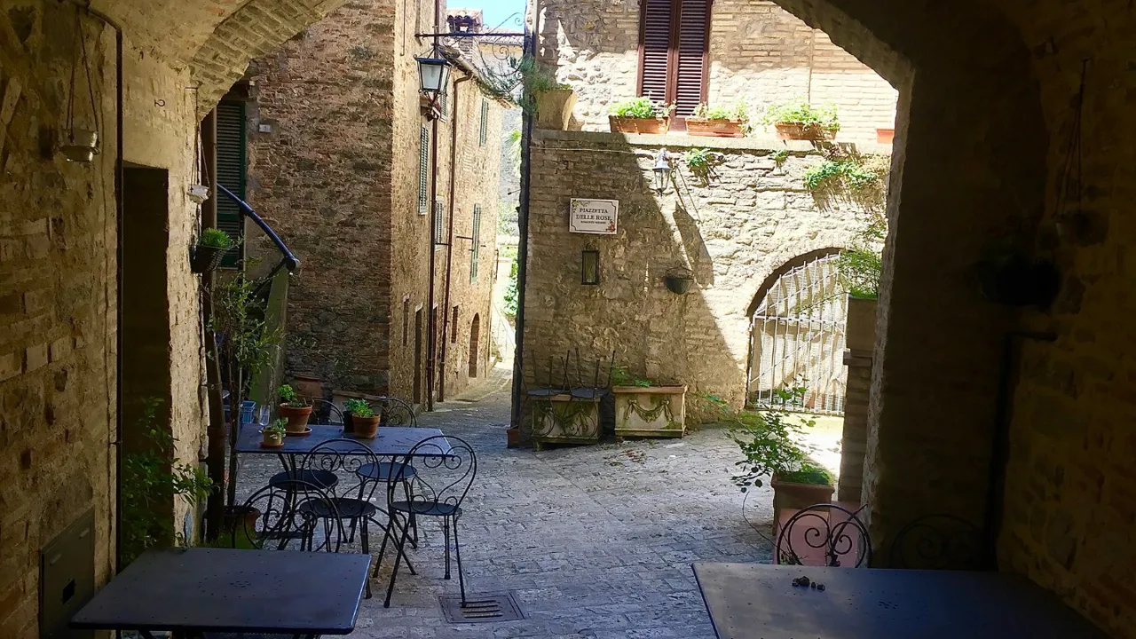 Hvor der er et lille torv, er der også en lille café. Foto Lene Brøndum