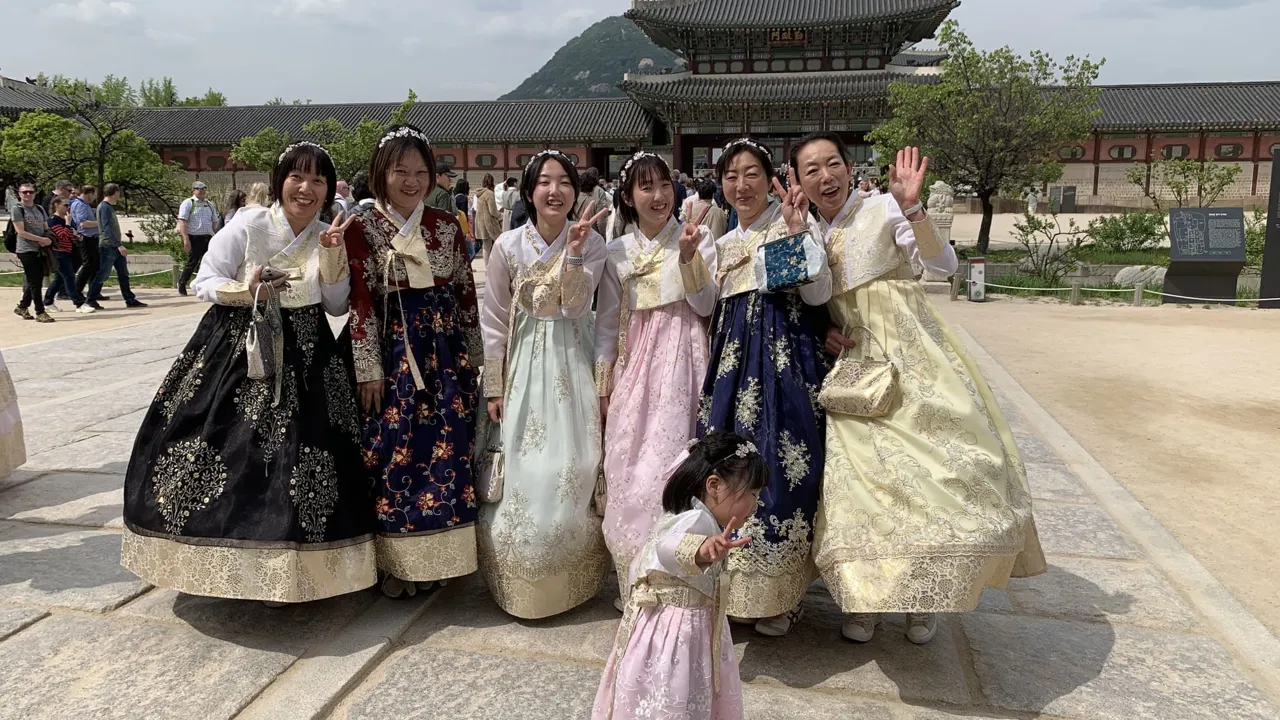 Lokale i traditionelt tøj ved Gyerongbokgung Palace. Foto af Ib Larsen