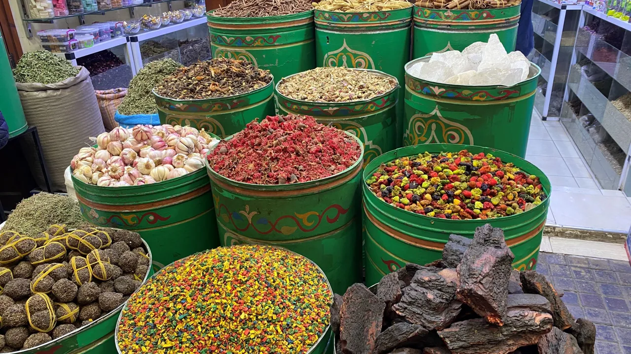 I Marokko ses altid store mængder krydderier og andre indbydende sager, på de lokale markeder. Foto Michael Høeg