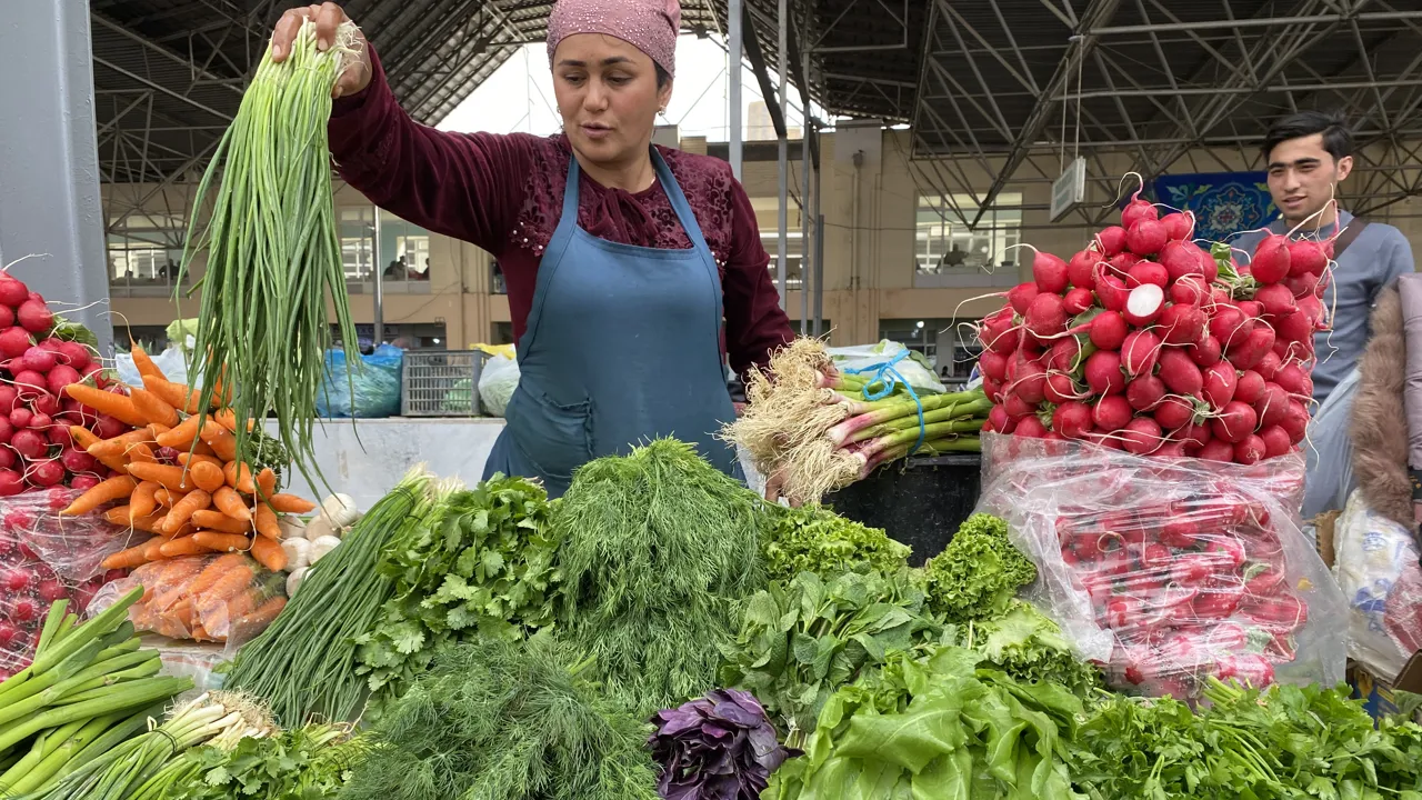 I Samarkands store Siyab Bazar sælges bl.a. frugt, grøntsager, brød og meget mere. Foto Michael Høeg Andersen