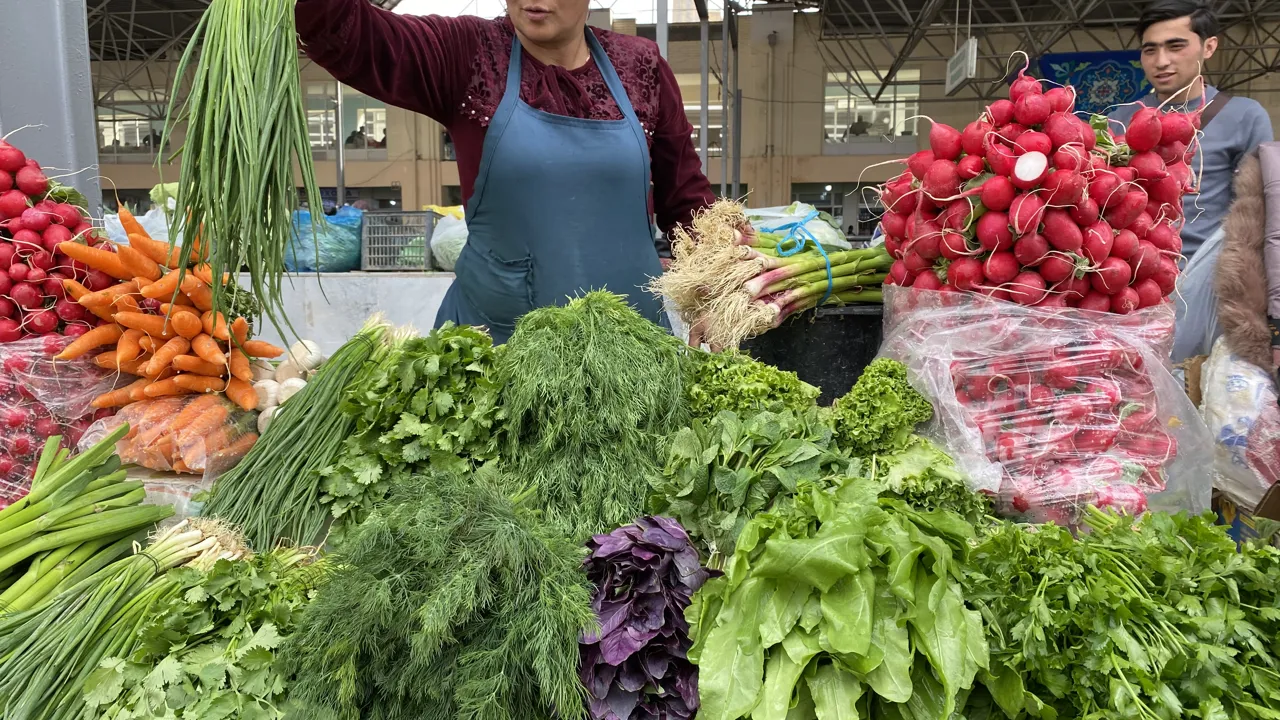 I Samarkands store Siyab Bazar sælges bl.a. frugt, grøntsager, brød og meget mere. Foto Michael Høeg Andersen