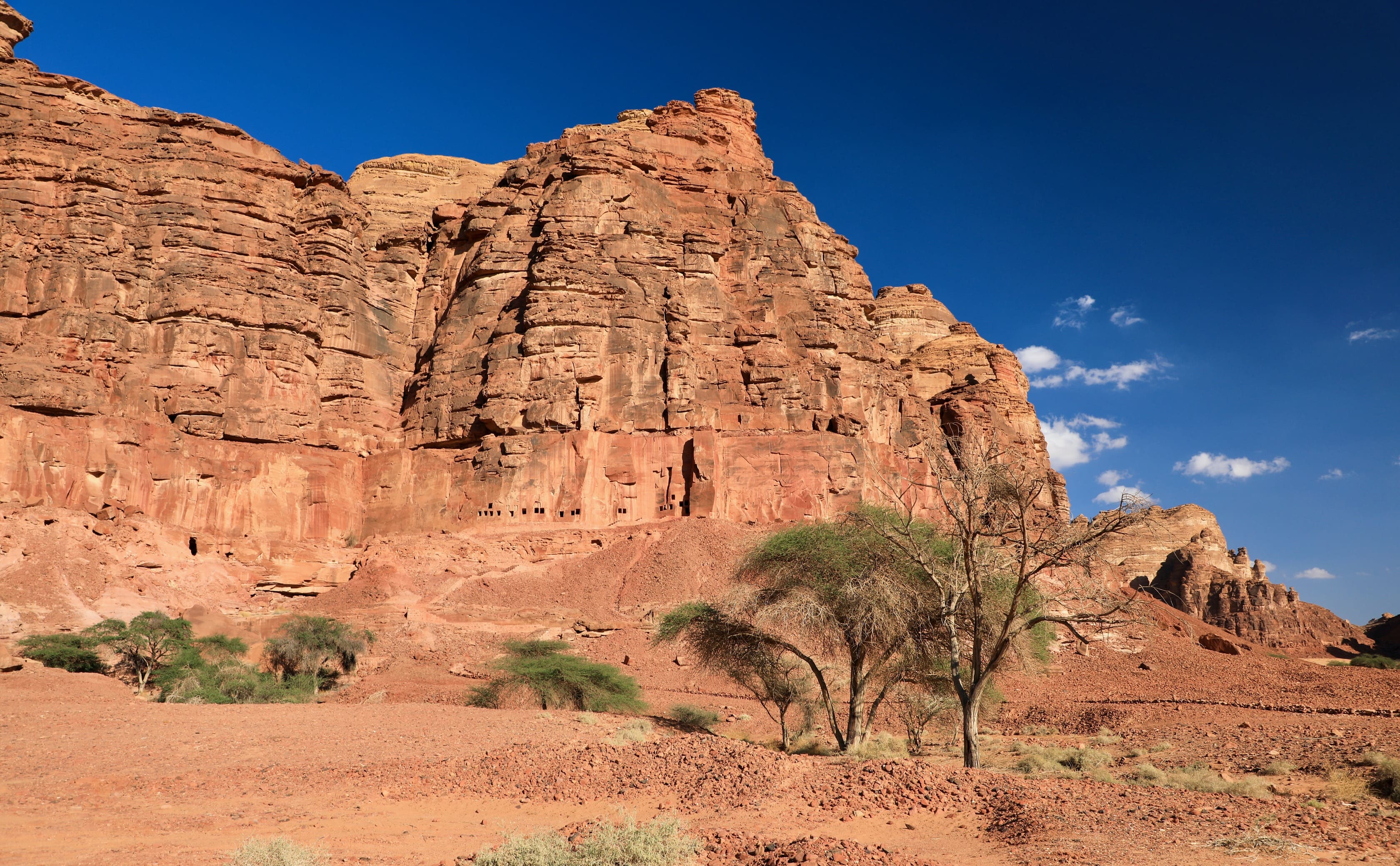 2600 år gamle klippegrave fra Dadan-perioden gemmer sig i de smukke ørkenlandskaber. Foto af Anders Stoustrup