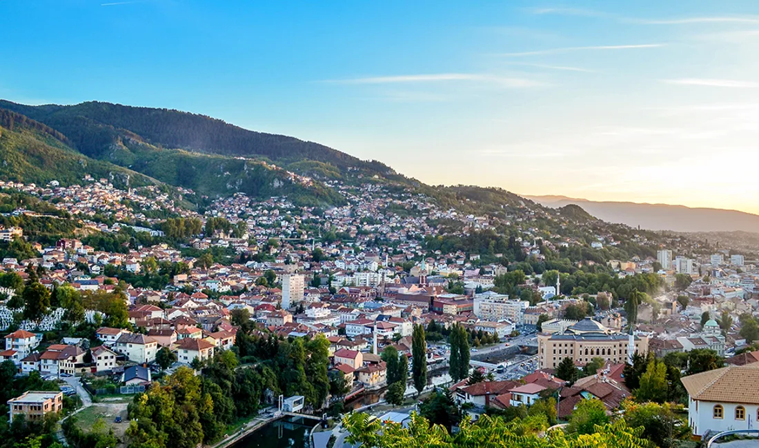 Sarajevo er hovedstad i Bosnien og er omgivet af de Dinariske Alper. Foto Viktors Farmor