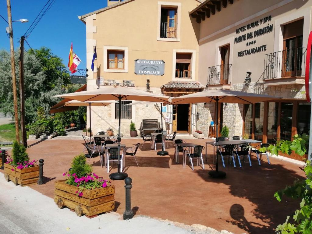 Hotel Rural & SPA Puente del Duratón ligger i rolige omgivelser tæt på naturparken Hoces del Río Duratón.