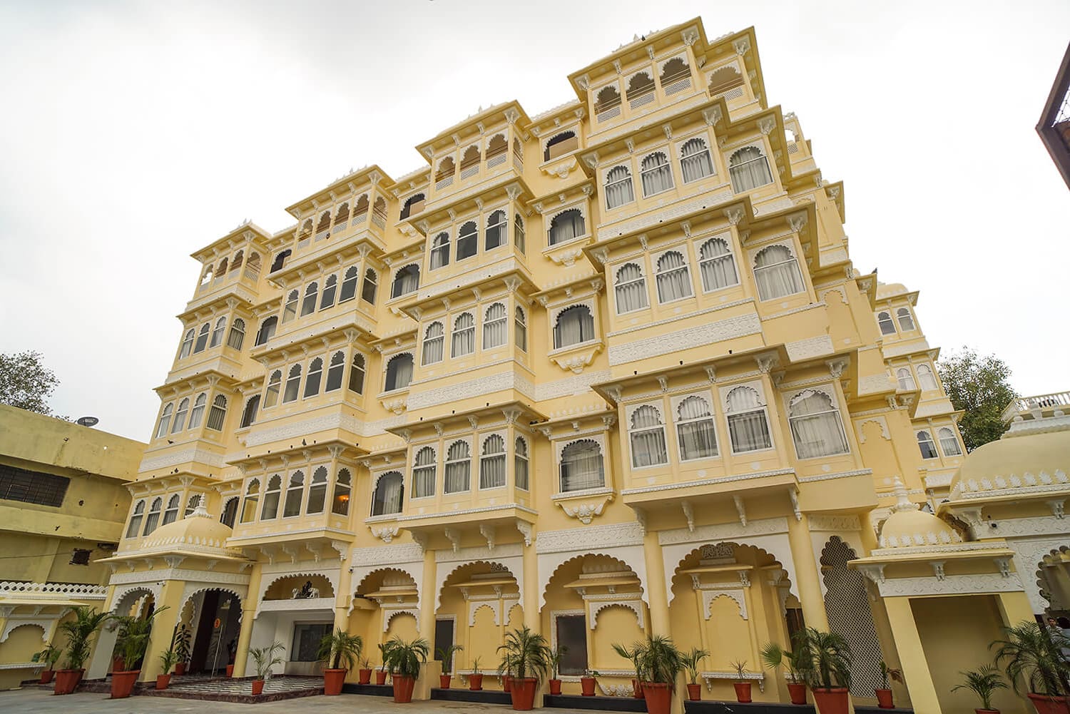 Hotellet kombinerer traditionel indretning, der bevarer kulturen, med moderne komfort.