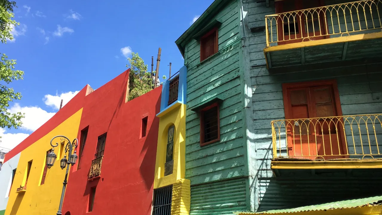 La Boca i Buenos Aires rummer farverige huse og masser af cafeer for ikke at nævne Boca Juniors Stadium. Foto Lone Vestergaard Andersen