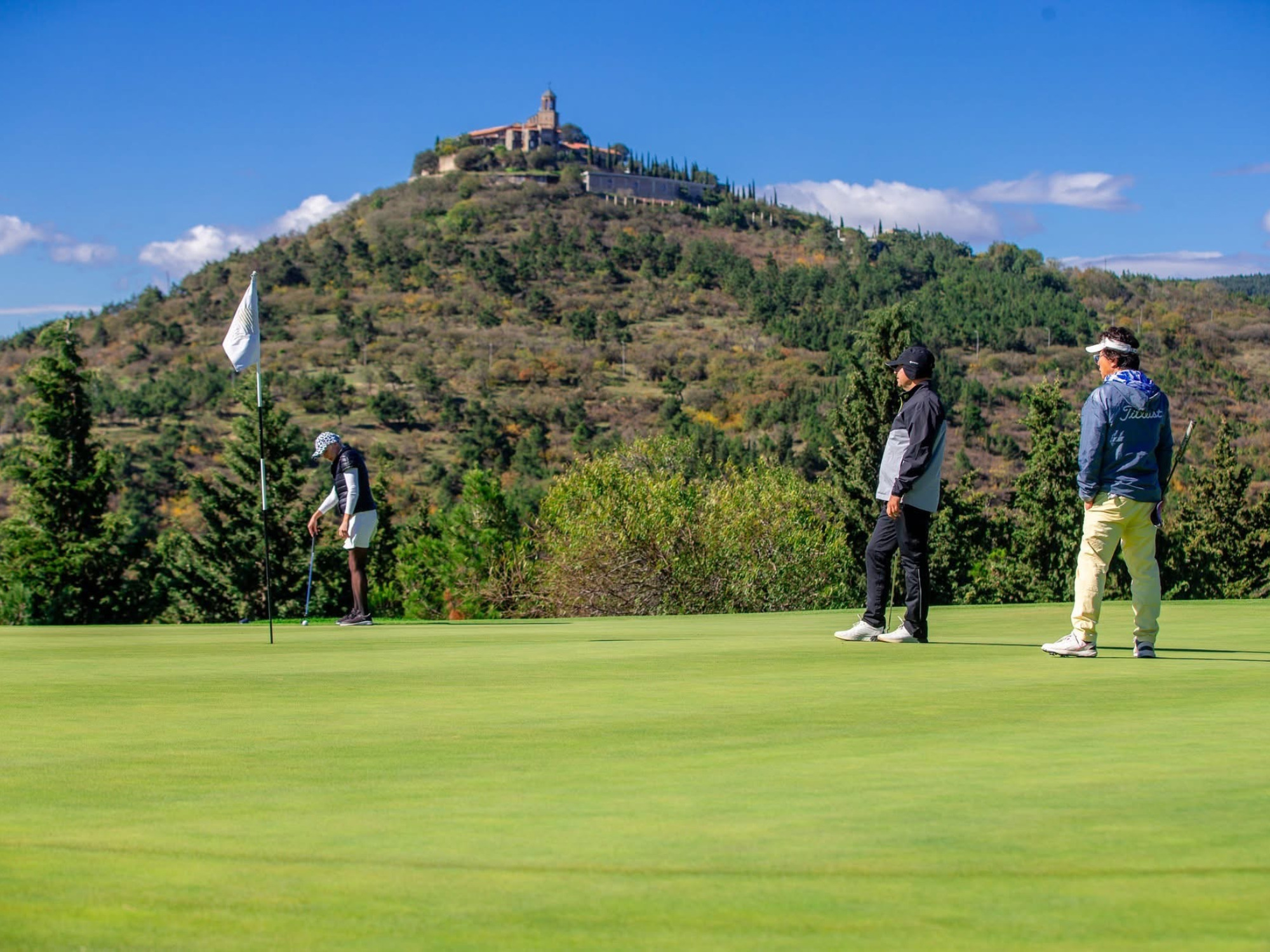 Hul 18 har en storslået udsigt til Shavnabada-klostret fra det 12. århundrede. Foto Viktors Farmor