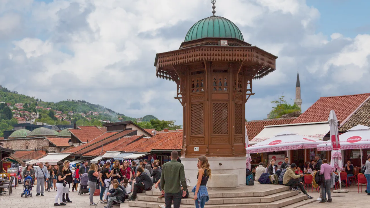 Vi ser Sebilj fontænen. Ifølge legenden vil besøgende, der drikker fra fontænen, vende tilbage til Sarajevo. Foto Viktors Farmor