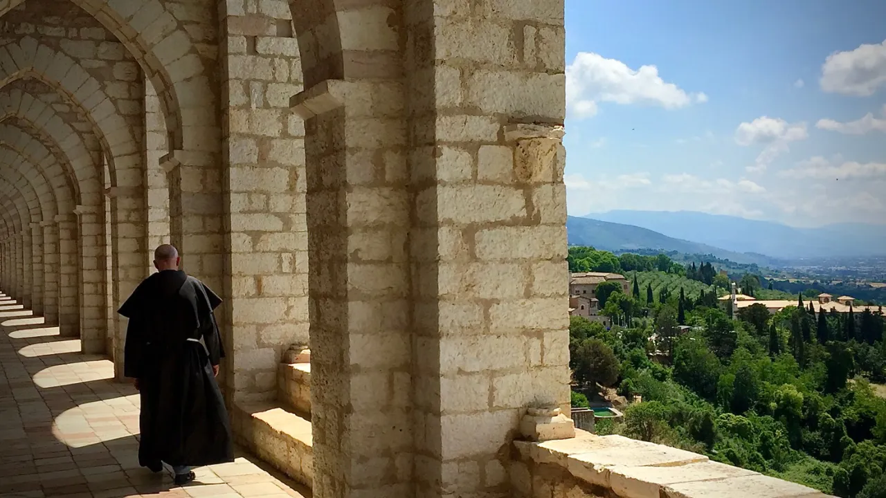 Den danske munk Theodor viser rundt i Basilika di San Francesco. Foto Lene Brøndum