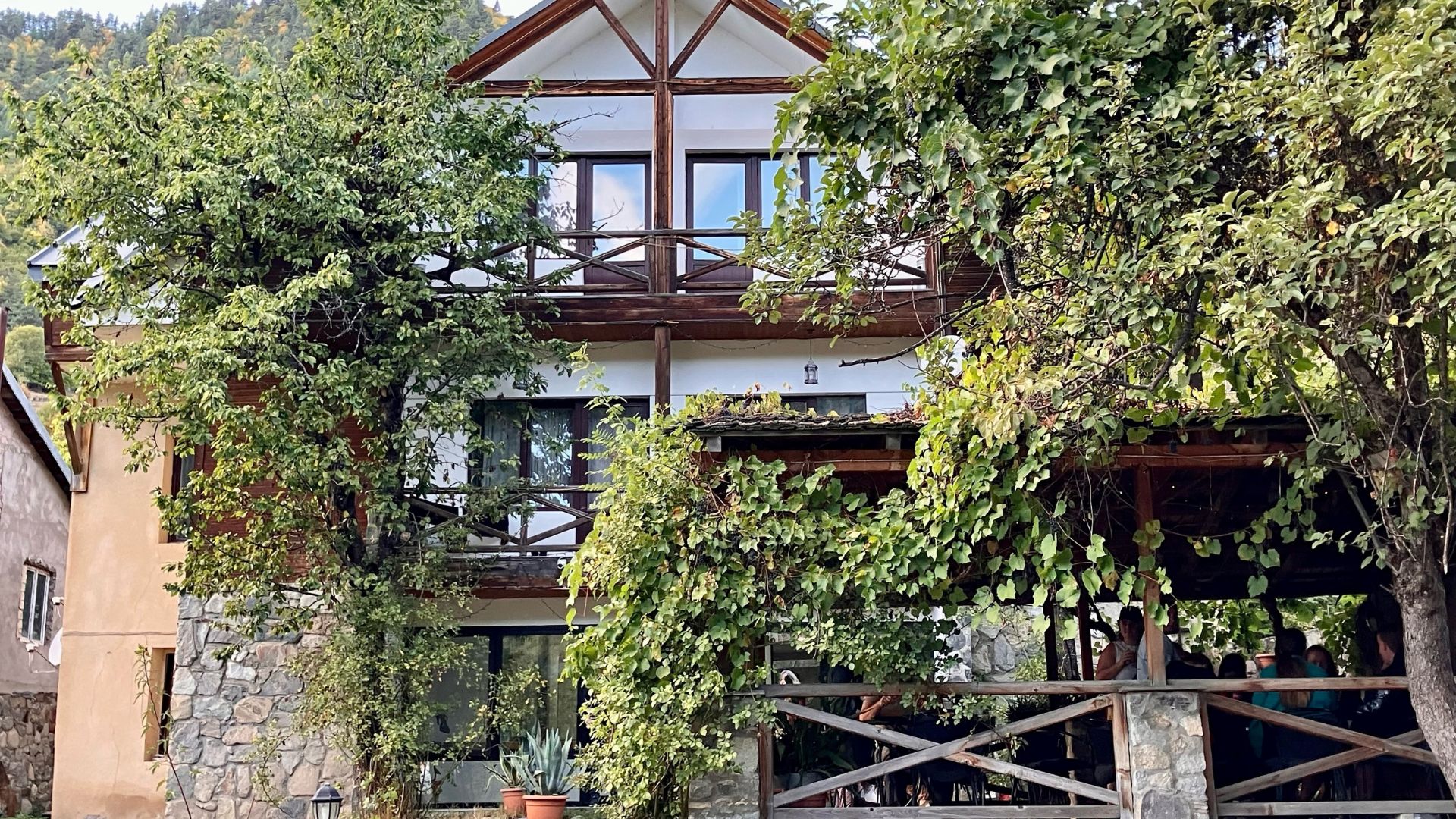 Et hyggeligt lokalt hotel med familie atmosfære. Foto Viktors Farmor 