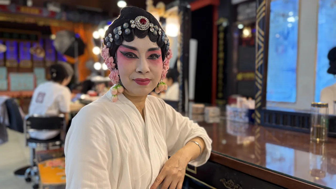 Sichuan-operaen i Chengdu er kendt for sine festlige performere. Foto af Signe Bjørnskov Mynster