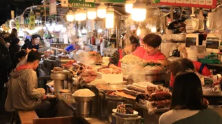 Et gadekøkken i Sydkoreas hovedstad Seoul. Foto Anders Stoustrup