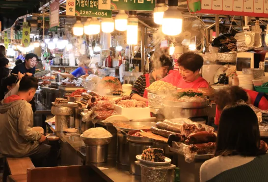 Et gadekøkken i Sydkoreas hovedstad Seoul. Foto Anders Stoustrup